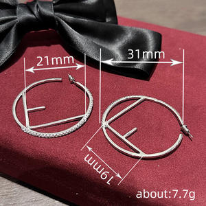 Orecchini a Cerchio Geometrici in Oro Bianco E4867, Gioielli Minimalisti Unisex - Product Image 6