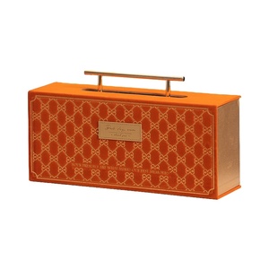 Emballage en papier rigide personnalisé avec monogramme en feuille d'or pour une marque de bijoux haut de gamme VIP, boîte cadeau de luxe orange avec poignée - Product Image 1
