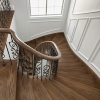 Escalier en colimaçon en bois massif courbé sur mesure, directement de l'usine, avec balustrade en fer forgé pour l'intérieur de la villa