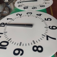 In Italien Hergestellte Quarz-Analog-Acryl-Einseitige Uhr mit Zeigeranzeige im Industriedesign, Stilleben-LED-Beleuchtung, 1 Meter