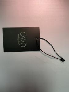 Etiquetas colgantes personalizadas de alta calidad para ropa y camisas con diseño impreso y logotipo de marca. - Product Image 4