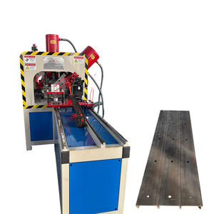 Un dispositif intégré entièrement automatisé <span class=keywords><strong>de</strong></span> poinçonnage et <span class=keywords><strong>de</strong></span> découpe <span class=keywords><strong>de</strong></span> profilés en acier capable <span class=keywords><strong>de</strong></span> produire trois types différents <span class=keywords><strong>de</strong></span> trous. - Product Image 4