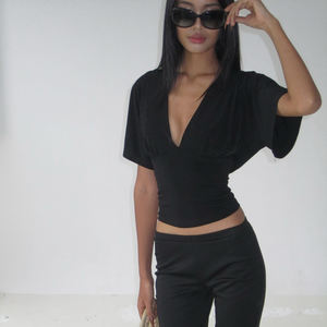 Haut décontracté plissé à col en V profond et manches courtes pour femme, avec détail de nouage au dos, taille ajustée et sexy, idéal pour les soirées estivales et le streetwear - Product Image 4