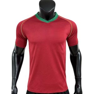 قمصان كرة قدم عالية الجودة للمنتخب البرتغالي الكلاسيكي باللونين الأحمر والأسود - Product Image 3