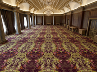 Dalles de moquette de style Art déco avec motif floral complexe, tons violets vifs et vert olive, revêtement de sol moderne de luxe pour l'hôtellerie