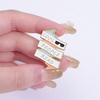 En gros, épingles en métal à thème de dessin animé pour les amoureux des livres, badges de revers pour les lecteurs stylés, épingles en émail souple, souvenirs en métal amusants sur le thème des fées