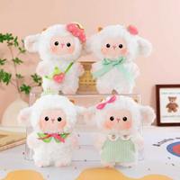 Adorable Peluche Mouton en Coton Biologique, Douce et Moelleuse, avec Robe Rayée Fraise et Joues Rosées, Compagnon de Lit Réconfortant