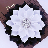 Beberapa pita Satin kelopak membuat pernyataan SOS Soror Corsage bros Swing Phi Swing soromim hitam dan putih warna Pin bunga