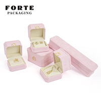 FORTE Vente en gros Bague en microfibre en cuir PU rose bleu avec boucle en métal Boîte à bijoux Logo personnalisé