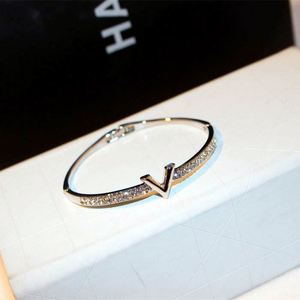 Nouveau Bracelet Élégant pour Femme S00166 en Alliage Plaqué Or avec Breloques, Lettres en Strass Simples et Raffinées, Style Coréen et Européen - Product Image 3