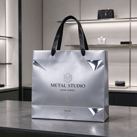 Sac en papier cartonné de luxe avec logo personnalisé, sac cadeau écologique de luxe pour l'emballage de petits produits, sacs en papier