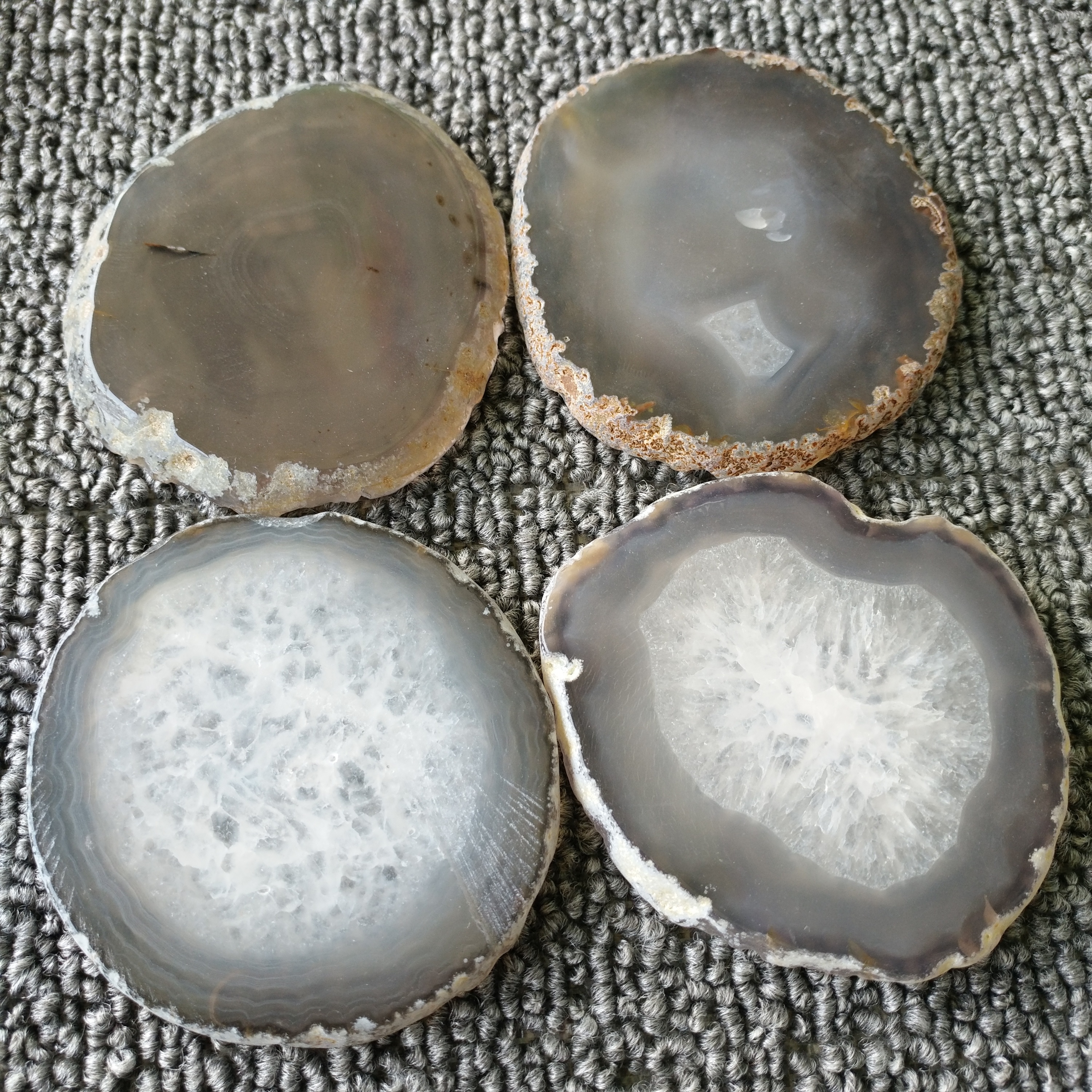 Service cadeau en obsidienne noire, ensemble de quatre tranches d'agate de 3mm, bleu/rose avec support, 25 pièces