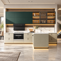 Meubles de cuisine modernes bicolores sur mesure avec îlot en pierre, éclairage LED et armoire à vin en verre pour projet de villa