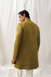 Diseñador Gold Achkan Bandhgala Sherwani para hombres Viscosa Estilo tradicional con bordado de seda y trabajo de secuencia para fiestas - Product Image 3