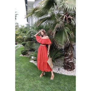 Robe décontractée rouge brodée à épaules dénudées, taille élastique, coupe trapèze, tissée respirante avec volants - Product Image 4