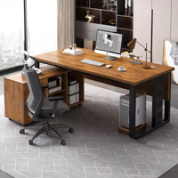 Bureau de direction en forme de L avec plateau en bois grainé, structure en métal noir, pieds à lattes ventilées et armoire de rangement mobile