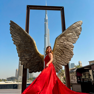 Vestido Rojo Fluido y Elegante con Diseño de Alas de México y el Icónico Burj Khalifa, Vestido de Alta Costura - Product Image 1