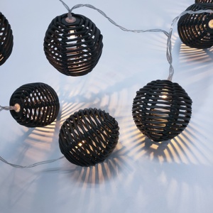 Fabricant Fourniture Intérieure/Extérieure LED Décorative Patio Lumières IP44 Boule de Noël Guirlande Lumineuse Tailles 6cm 8cm PP Rotin - Product Image 2