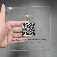 Bloc d'affichage de code QR en acrylique 6*6 avec logo à l'intérieur du bloc de signe de marque de logo en acrylique pour présentoirs