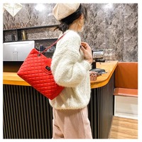 Sac fourre-tout géométrique simple en PU imperméable pour femme, sac à bandoulière avec doublure en polyester grande capacité et chaîne
