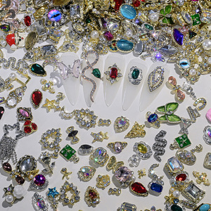 Nuevos Diseños de Decoración de Uñas de Moda 2025, Surtido de 50 Piezas/Paquete, Diamantes de Imitación, Aleación de Metal, Adornos para Uñas, Estilo Aleatorio, Venta al Por Mayor - Product Image 4