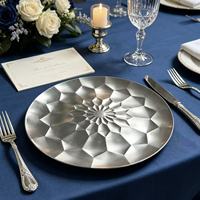 Assiettes de présentation rondes en PP gaufré géométrique, empilables, jetables, résistantes aux chocs, de 13 pouces, pour la décoration de tables d'hôtels et de restaurants