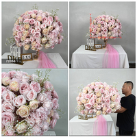 Boule florale artificielle tendance pour l'extérieur, centre de table 60 cm, roses blanches, ranunculus, gypsophile, style minimaliste