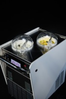 Alles-in-één: de ideale machine om verse ijsjes en gelato te produceren, te serveren en te presenteren; elektrische mobiele gelato-kar op batterijen.