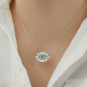 Collier pendentif amulette œil porte-bonheur Dylam en argent S925 hypoallergénique avec zircone 5A taille baguette motif œil bleu - Product Image 3
