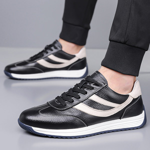 รองเท้ากีฬาหนังวัวแท้สำหรับผู้ชาย สีขาว ระบายอากาศได้ดี กันลื่น เหมาะสำหรับกิจกรรมกลางแจ้งและสวมใส่ลำลอง - Product Image 4