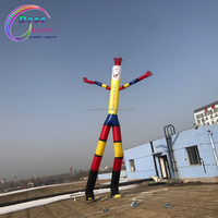 Homme gonflable à deux jambes agitant la main / Airdancer, homme gonflable personnalisé dans le ciel, danseur aérien avec souffleur pour la publicité