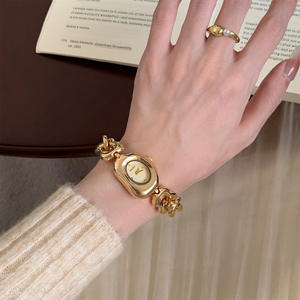 นาฬิกาข้อมือวินเทจส่วนบุคคลแบบใหม่สำหรับผู้หญิง นักเรียนหญิง สร้อยข้อมือเครื่องประดับน่ารัก นาฬิกาผู้หญิงเท่ๆ รูปทรงพิเศษ - Product Image 1