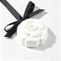 Diffuseur d'huiles essentielles en céramique parfumée en forme de fleur de camélia, pendentif d'aromathérapie pour voiture, cadeau de luxe