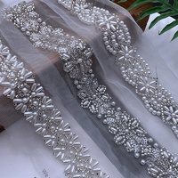 Gillian Wholesale - Accessoires vestimentaires : Dentelle en maille brodée à la machine, richement perlée, avec perles de riz et décoration de perles