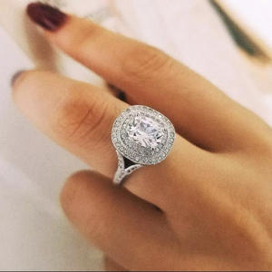 Anello di fidanzamento da donna F1152 in oro bianco con diamante taglio a pera naturale colore G e diamanti laterali - Product Image 4