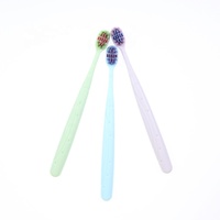 Brosse à dents manuelle colorée pour usage familial, pour adultes, nettoyage interdentaire efficace, poils doux, manche en PP