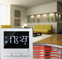 Thermostat WiFi programmable moderne avec compatibilité numérique pour Google Home et Alexa. L'écran LCD facilite le contrôle.