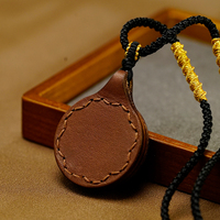 Pendentif en cuir FUTUJI, fabriqué en bois, peint à la main et coloré, peint à l'or
