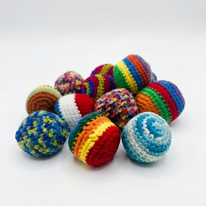 Ballons de jonglage en <span class=keywords><strong>crochet</strong></span> faits main prêts à être expédiés, remplis de mousse et de pierres, pour les jeux d'extérieur des enfants - Product Image 4