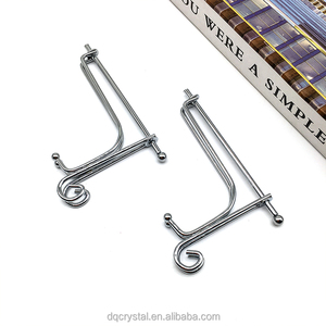 Venta al por mayor soportes de <span class=keywords><strong>metal</strong></span> de losa de cristal <span class=keywords><strong>natural</strong></span> soportes de cristal de base de corazones de cristal para la decoración - Product Image 2