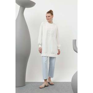 Tunique élégante écru pour femme avec détails en pierres adhésives sur le devant, confortable et stylée pour tous les jours et les occasions spéciales - Product Image 1