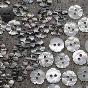 Custom di alta qualità in bianco e nero conchiglia intagliato fiori bottoni per camicie e maglioni computer intagliato conchiglia decorativi bottoni - Product Image 4