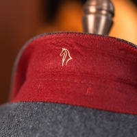 Manteau en laine pour homme sur mesure de haute qualité pour la chaleur et le confort en hiver, avec doublure intérieure en duvet, broderie de motif personnalisée