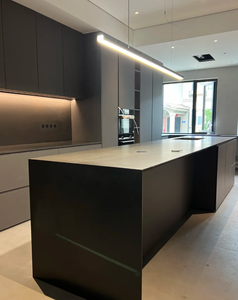 ตู้ครัวไม้แข็งครบชุดสำหรับการออกแบบห้องครัวที่หรูหรา - Product Image 1