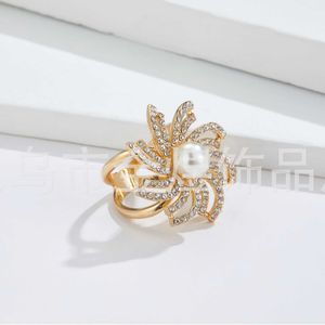 Clip de foulard en perles d'eau douce et strass pour femme, broche de soirée en alliage de zinc sertie de strass SK007 - Product Image 2