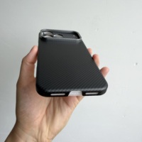 Étui magnétique ultra fin à motif carbone pour iPhone 18 Pro Max avec cadre de caméra en métal surélevé, coque anti-rayures ajustée