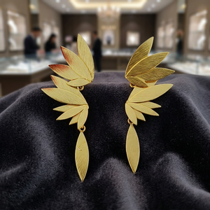 Boucles d'oreilles pendantes en laiton plaqué or Soumya Creation, forme aile de feuille, pour femme, idéales pour les fêtes et mariages, modèle 06 - Product Image 3