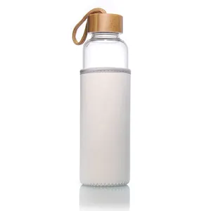 סיטונאי עם מכסה במבוק או עץ בקבוק מים מזכוכית בורוסיליקט