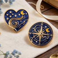 Nouveaux Pins de revers à paillettes tendance en gros, Badges métalliques en forme de cœur sur le thème de l'espace céleste, Pins personnalisés en émail dur ou souple, Galaxie Or/Argent