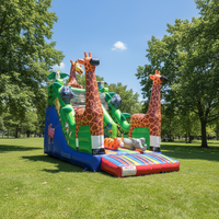 Château gonflable géant pour enfants avec toboggan et zones de saut, thème animaux de la savane : girafe, orang-outan, tigre, éléphant